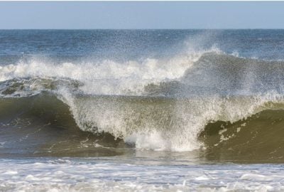 处东北季候风期 . 汶活跃天气料有豪雨