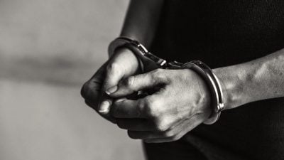 泼漆留字 暴力讨债 . 放贷公司2人坐牢罚款