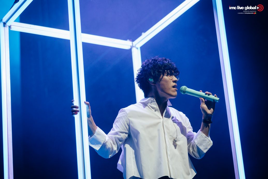 ​被绊倒跪着唱解尴尬 卢广仲力推吃鱼头米粉