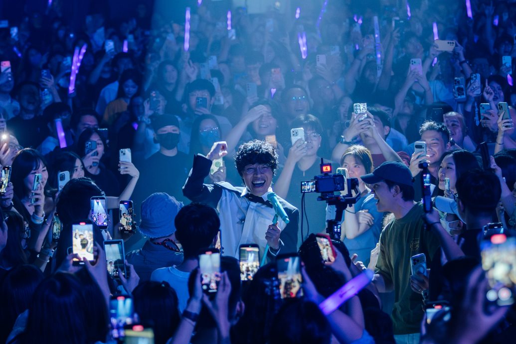 ​被绊倒跪着唱解尴尬 卢广仲力推吃鱼头米粉