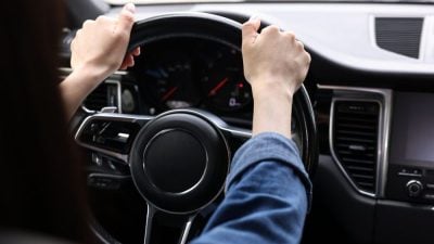 “10点10分”方向盘握法过时了！专家教正确姿势开长途不怕累
