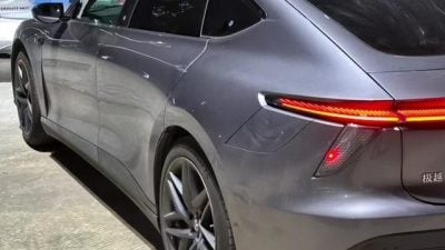 “不倒闭都不买！” 中国青年半价买烂尾电动车