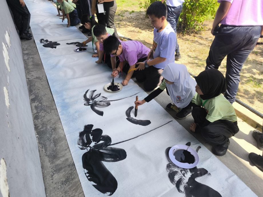 “中华文化全国行”走进老港中华小学 学生沉浸体验传统艺术之美