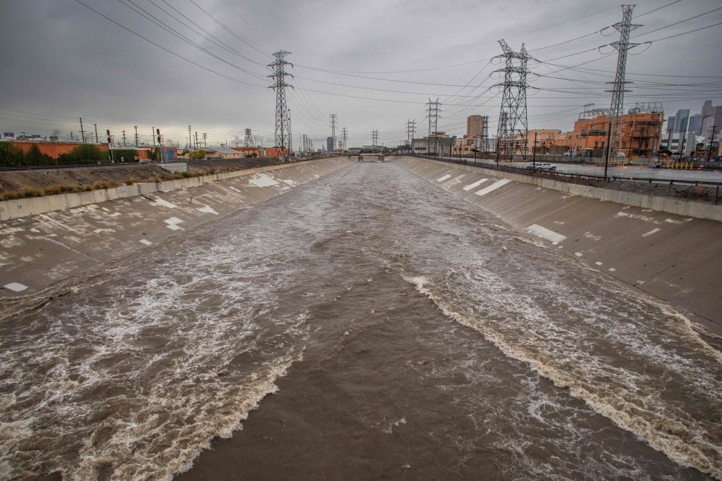 “大气长河”侵袭南加州 移民船海上翻覆酿4死4伤