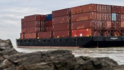 “森亚尔”肆虐  集装箱船遭巨浪推上波德申浅滩