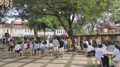 长者年轻人弈棋奏乐 “银得漂亮”乐趣多