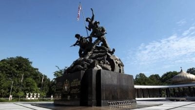 “鼻子太尖不像亚洲人”  土团议员促改造国家英雄纪念碑雕塑