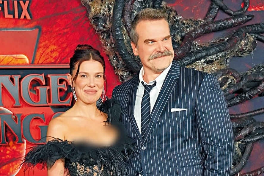 《怪奇物语》首映被要求“笑一下” 米莉波比布朗回呛：要笑你自己笑