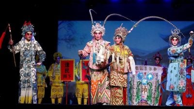 文化对话理解桥梁 粤剧表演 友族也青睐