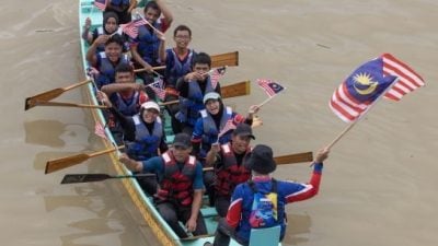 同心划桨向前展团结      龙舟承载跨族希望