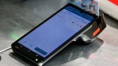 一句反击让读卡器“复活” 女子拆穿店员谎言引爆服务态度争议