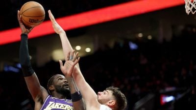 三大将缺阵艾顿扛起大旗  湖人淹死拓荒者夺4连胜