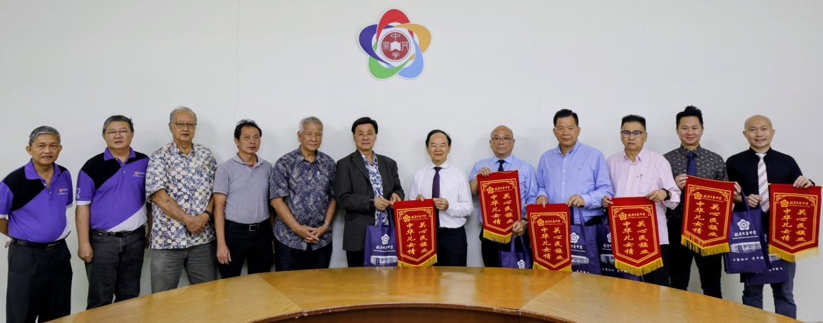 上海中医药大学为关中提供每年5份奖学金名额。  