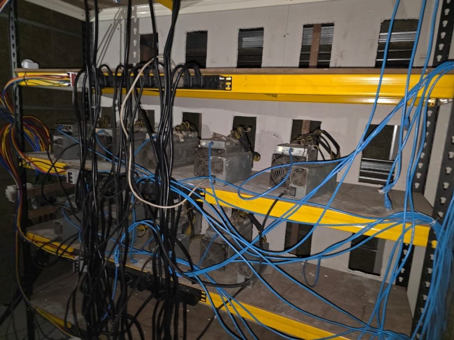 下霹警方突击比特币挖矿住宅 起获66台挖矿机