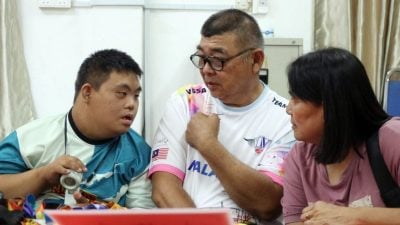 不一样也能发光 唐氏少年让叠杯梦起飞