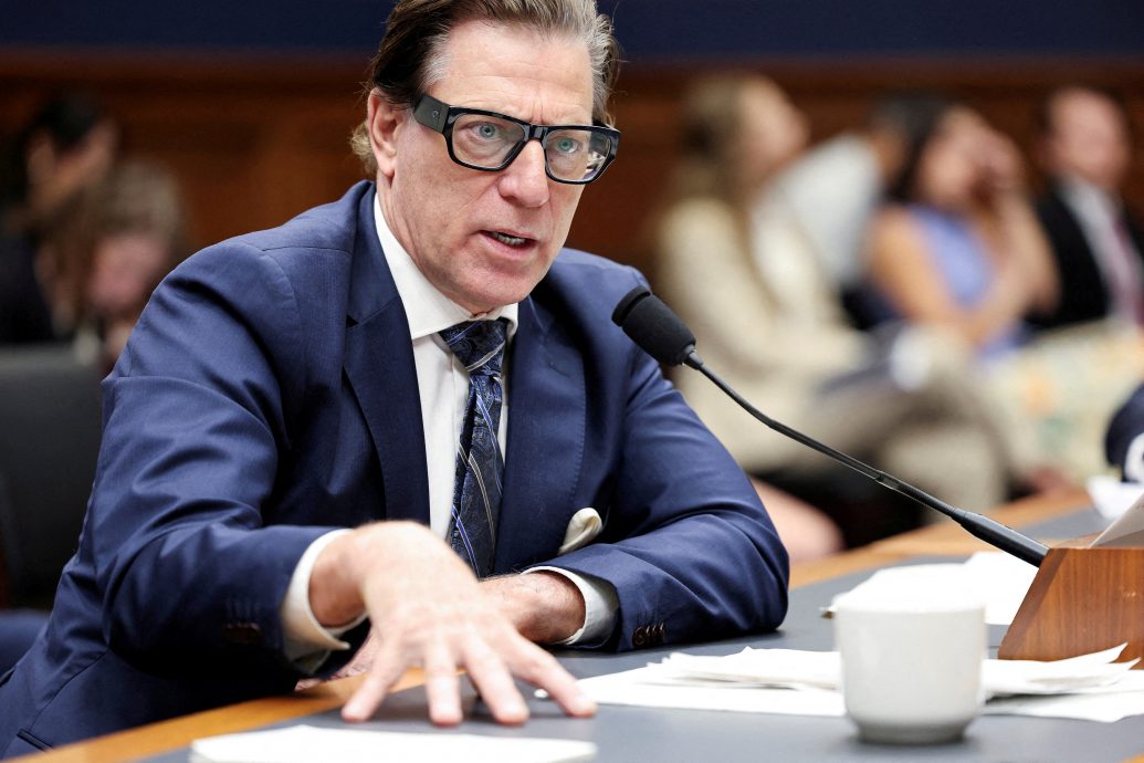 不知美国有飓风季！洪灾130人死竟爽爽度假　特朗普爱将的爱将请辞