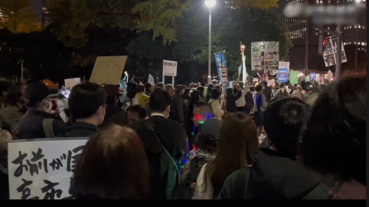 东京数百民众在首相官邸前抗议 促“高市下台”