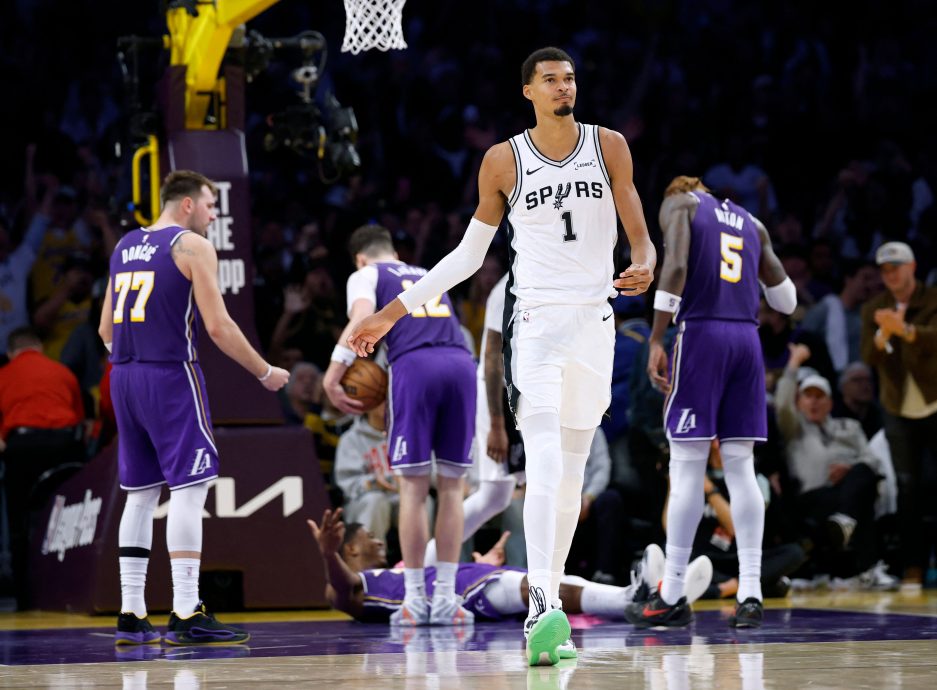 东契奇最后阶段关键三分  湖人2分险胜马刺夺5连胜