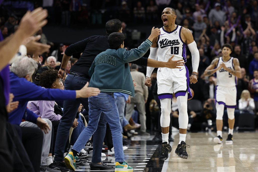 东契奇最后阶段关键三分  湖人2分险胜马刺夺5连胜