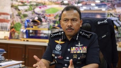 砸破车窗盗窃 华裔男女5分钟后落网