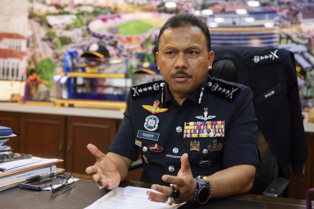 东(已签):华裔男女砸破车窗盗窃，5分钟后落网。