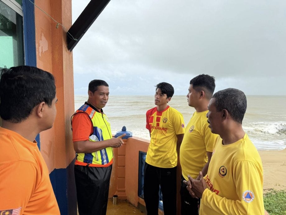 东(已签):吉兰丹民防部队促请民众不要无视当局在海边设置的警示旗，明知不可  为，却还冒险下海游泳或在海里嬉水。