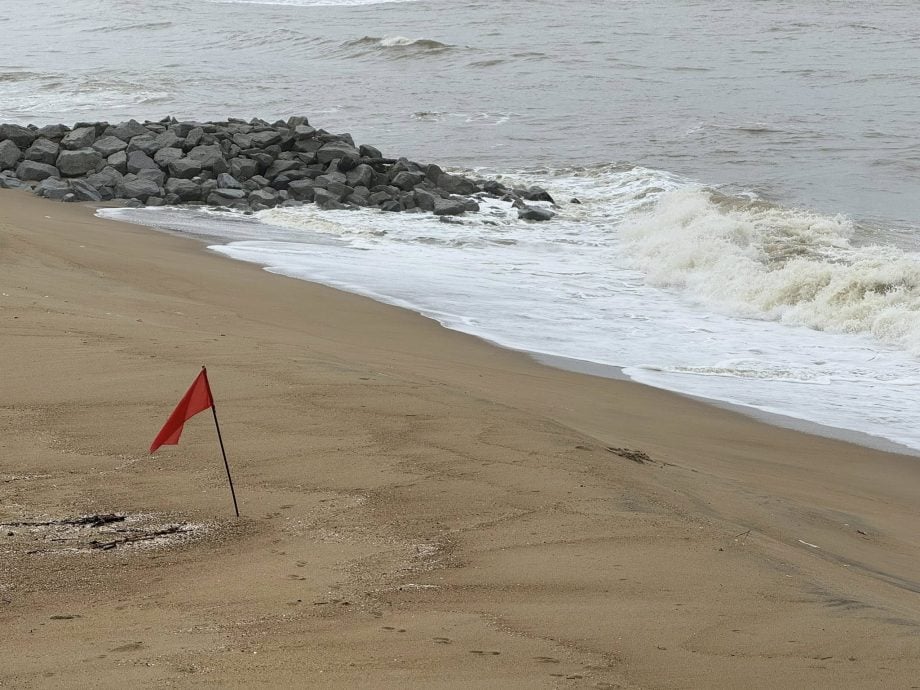 东(已签):吉兰丹民防部队促请民众不要无视当局在海边设置的警示旗，明知不可  为，却还冒险下海游泳或在海里嬉水。