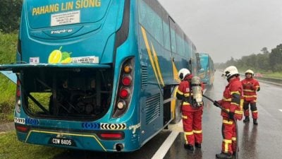 巴士行驶中起火 民众速灭火无人伤