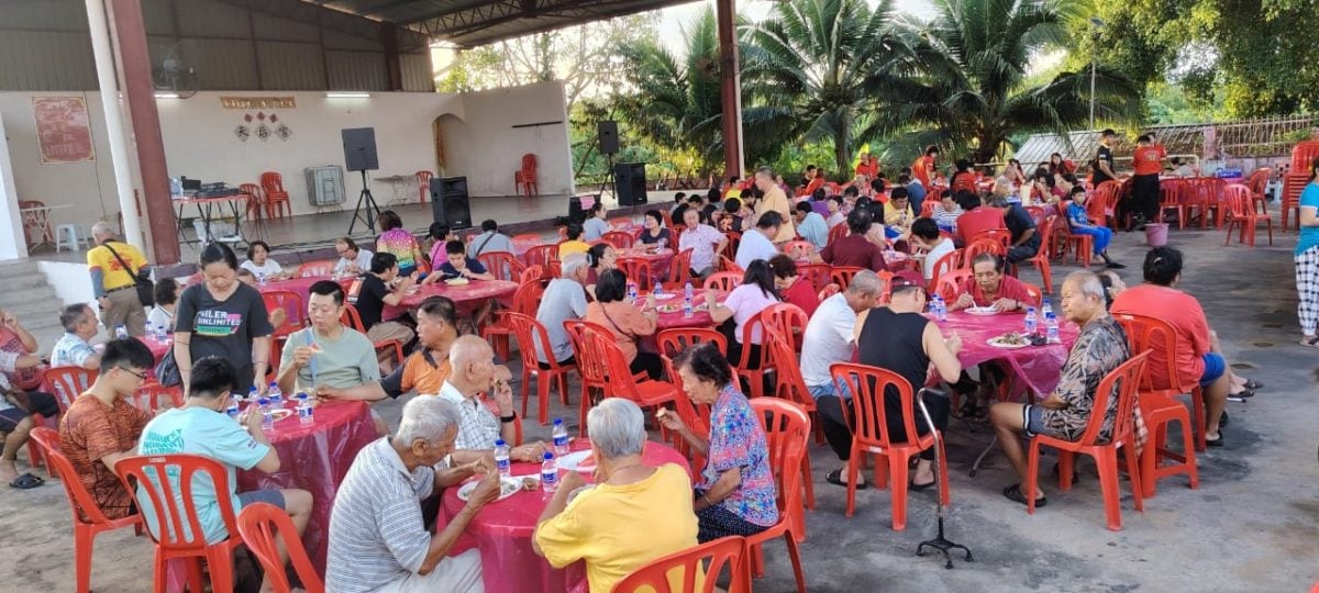 东:淡马鲁新村天后宫理事会昨晚以简单丰富平安餐招待善信，欢庆水尾娘娘千秋宝诞。