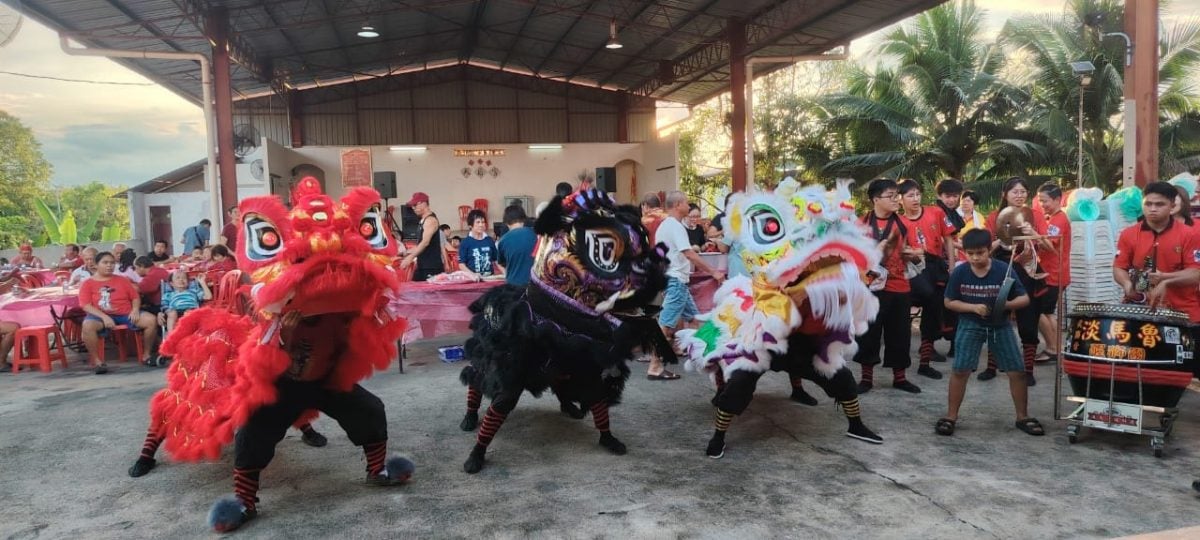 东:淡马鲁新村天后宫理事会昨晚以简单丰富平安餐招待善信，欢庆水尾娘娘千秋宝诞。