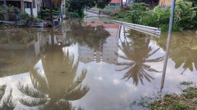 河水高涨无法排水 淡马鲁新村篮球场现积水