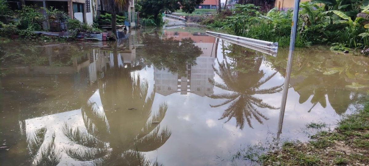 东:淡马鲁新村排水沟因河水高涨无法排水，导致沟水溢出马路，篮球场部分也出现淹水情况。