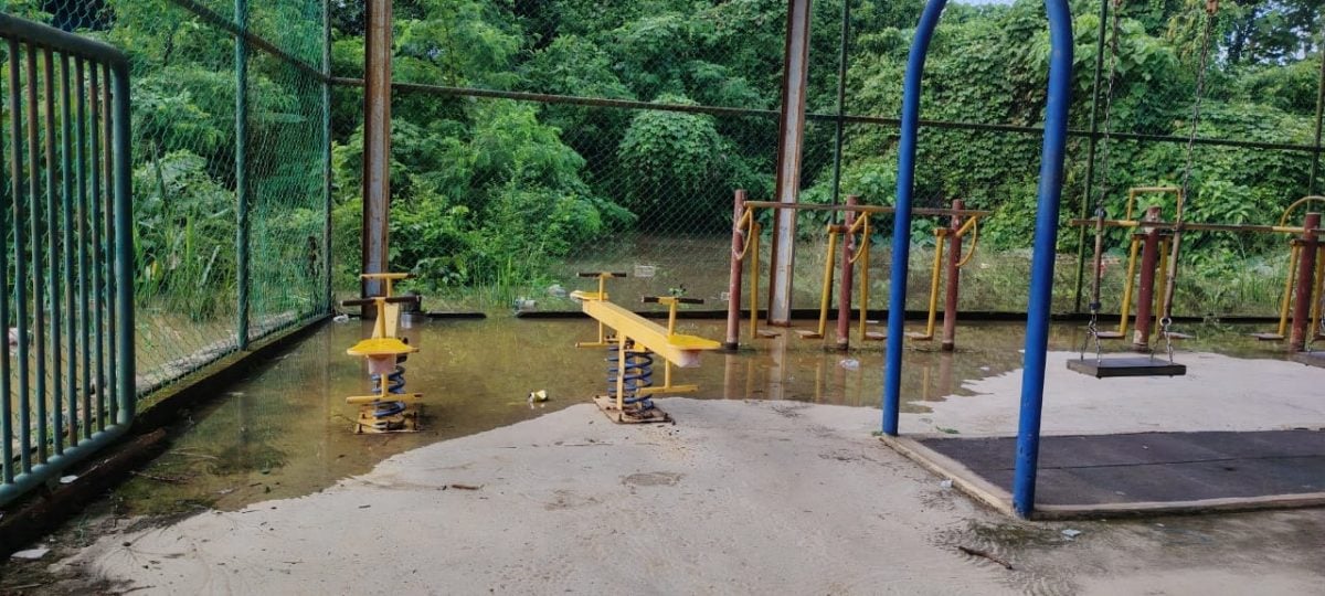 东:淡马鲁新村排水沟因河水高涨无法排水，导致沟水溢出马路，篮球场部分也出现淹水情况。