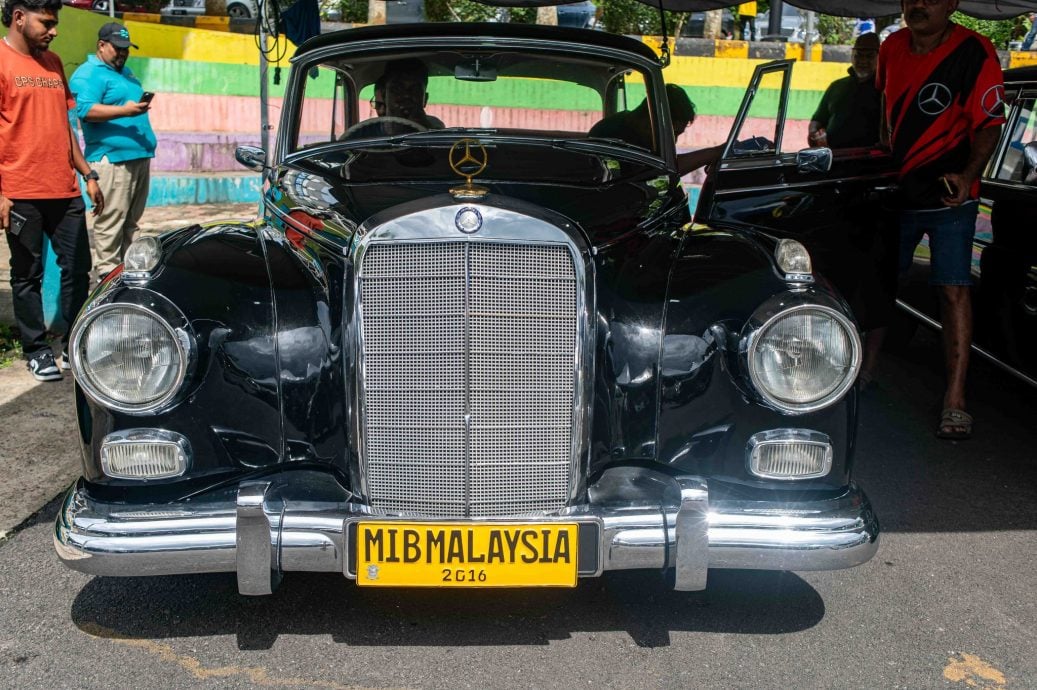 东:（已签发）2025年经典奔驰车活动 吸引车迷和民众参观