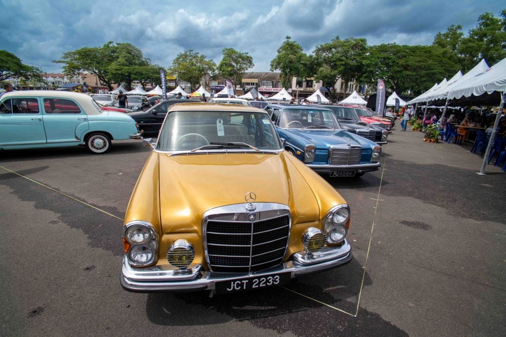 东:（已签发）2025年经典奔驰车活动 吸引车迷和民众参观