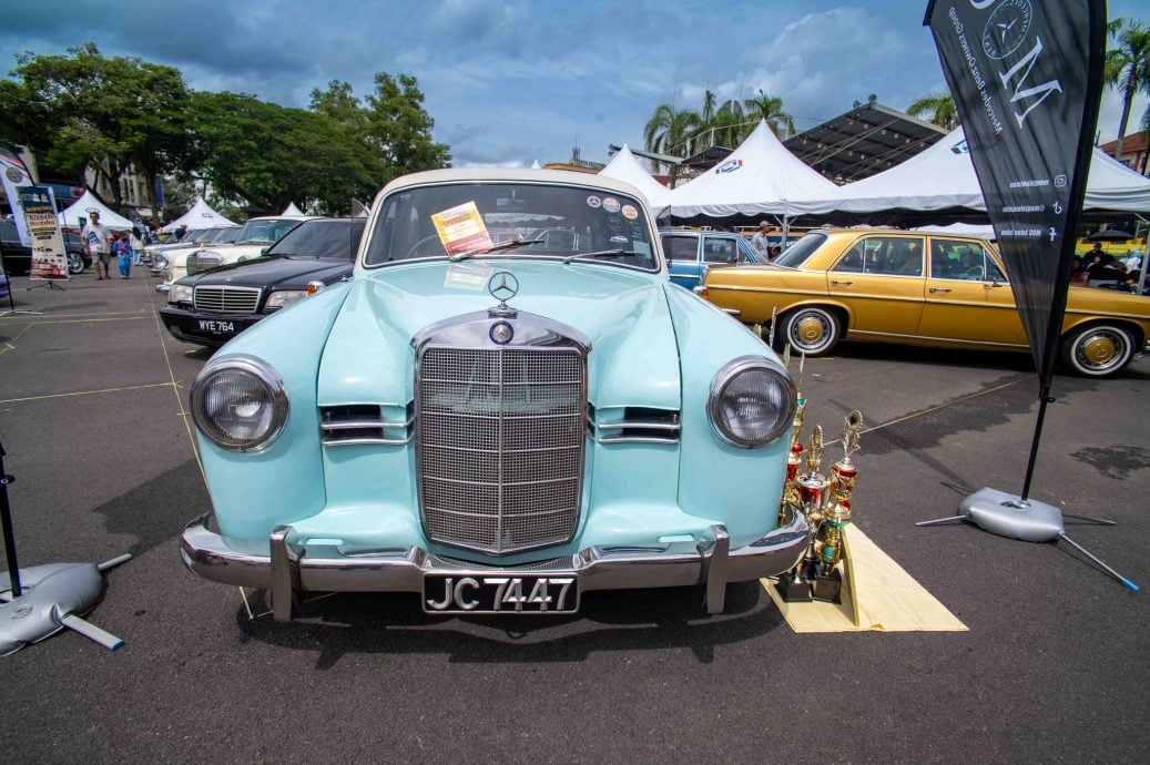 东:（已签发）2025年经典奔驰车活动 吸引车迷和民众参观