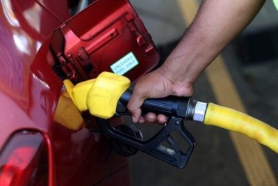 受访民众：借用家人配额  300公升津贴汽油够用