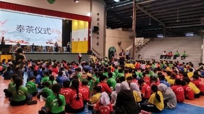 中菁华小颜回诞辰暨中华好学生节  学生奉茶感恩师长