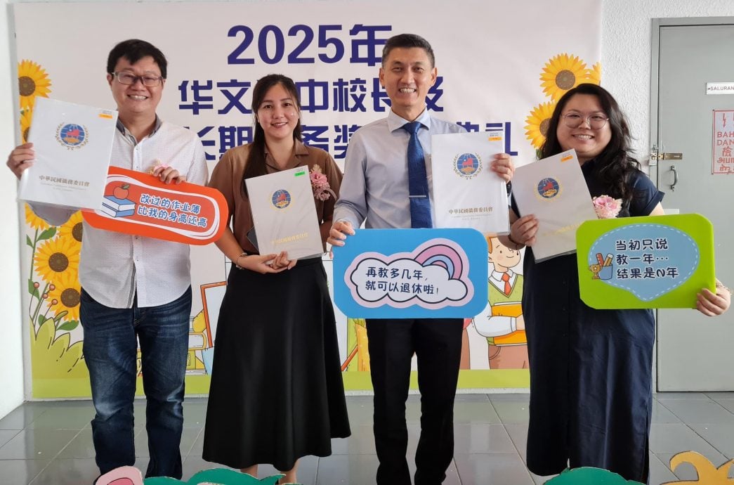 东(已签发):关中5教师获颁独中教师长期服务奖