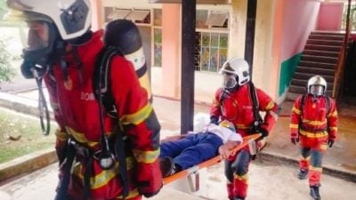 消拯局校园火灾演习  师生配合“情节” 逼真