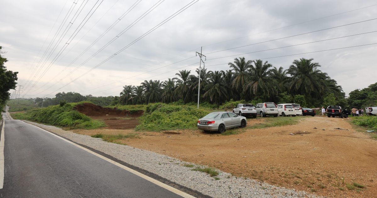 东（已签发）：班珍华小迁建计划再露署光，教局官员视察校地。