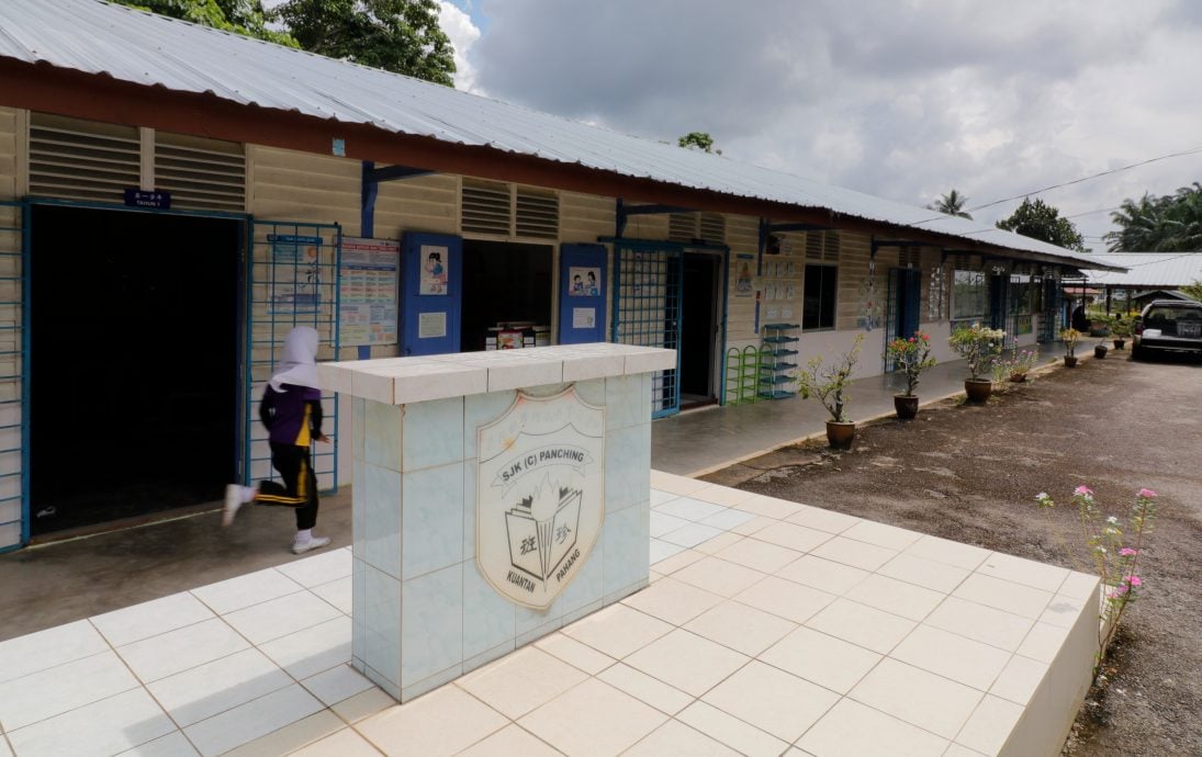 东（已签发）：班珍华小迁建计划再露署光，教局官员视察校地。