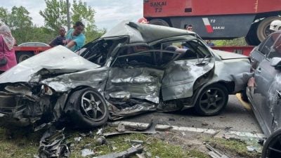 驱车返家失控撞反向轿车  建筑工人当场丧命