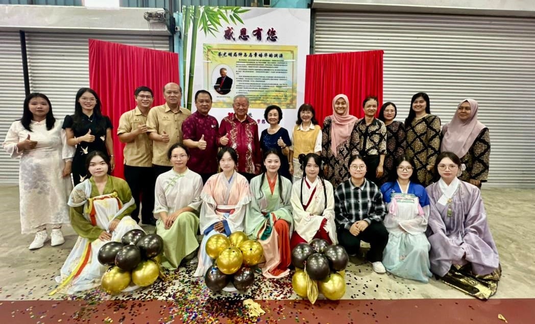 东(已签):《蔡尤明局绅与马樟培华华小的渊源》看板推介礼。。