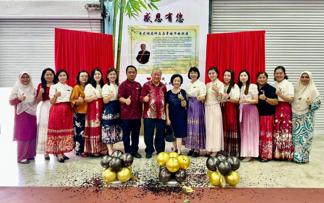 东(已签):《蔡尤明局绅与马樟培华华小的渊源》看板推介礼。。