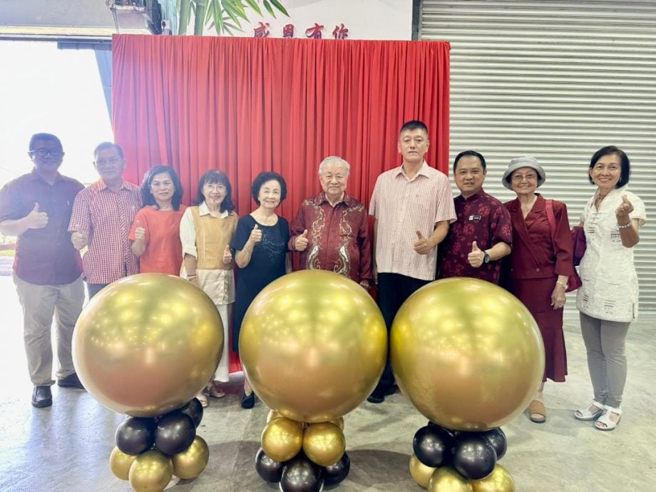 东(已签):《蔡尤明局绅与马樟培华华小的渊源》看板推介礼。。