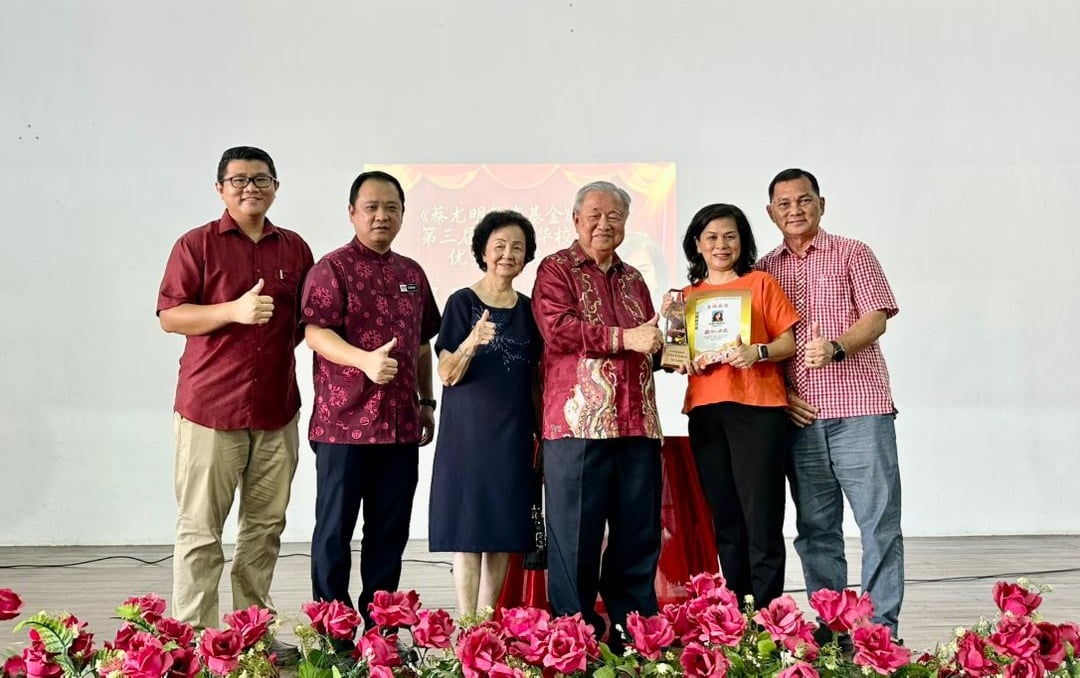 东(已签):《蔡尤明局绅与马樟培华华小的渊源》看板推介礼。。