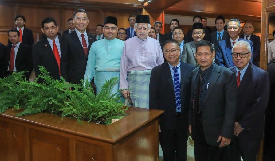 东(已签):吉兰丹中华大会堂今日率30逾人访问团参观吉兰丹州议会