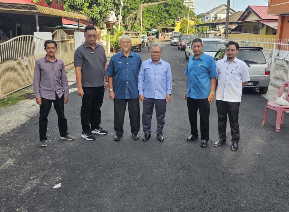 东(已签):哥市议会配合市区美化工程及来临的雨季,已经陆续清理市内的下水道,以期达到更有效的排水效果,避免水灾问题。