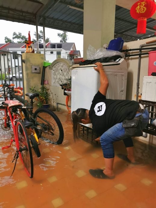 东（已签）：雨势不断，哥打峇鲁部份地区纷纷开始淹水。